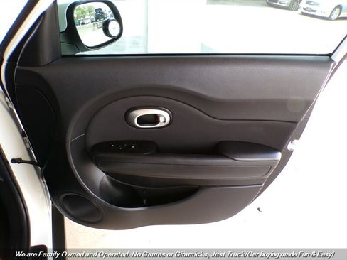 Used 2015 Kia Soul FWD image 28