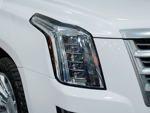 Used 2016 Cadillac Escalade Platinum AWD/4WD image 11