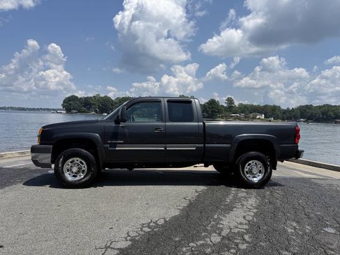 Used 2004 Chevrolet Silverado 2500 LS RWD image 2