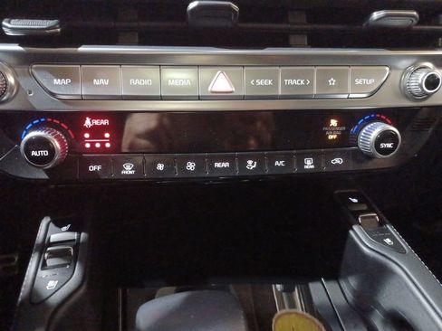 Used 2024 Kia Telluride SX Prestige w/ Towing Package image 17