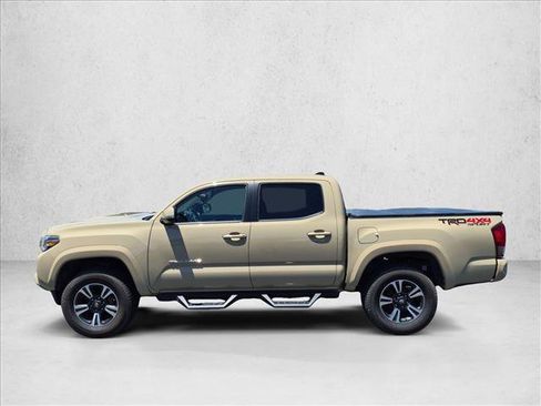 Used 2017 Toyota Tacoma TRD Sport AWD/4WD image 9
