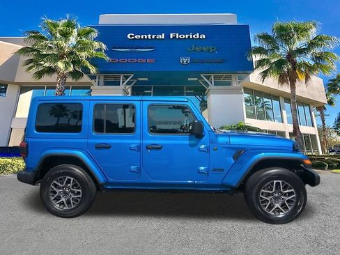 Used 2025 Jeep Wrangler Unlimited Sahara w/ Safety Group AWD/4WD image 4