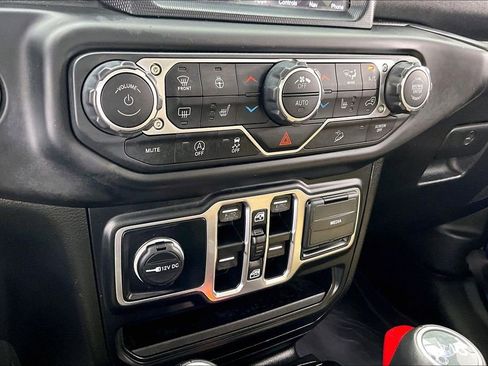Used 2018 Jeep Wrangler Unlimited Sahara AWD/4WD image 31