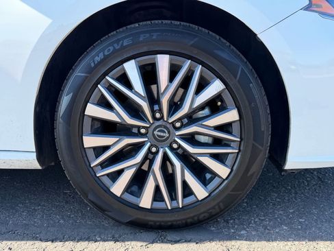 Used 2025 Nissan Altima 2.5 SV FWD image 6