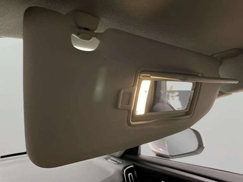 Used 2025 Volvo XC40 B5 Plus image 50