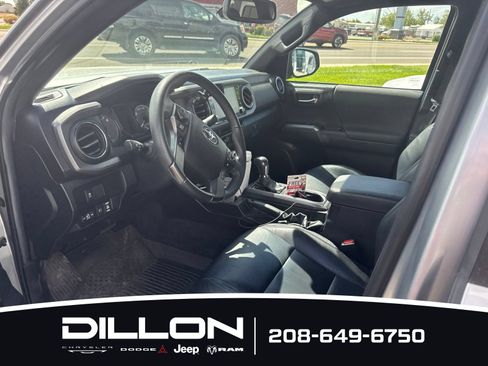 Used 2022 Toyota Tacoma TRD Off-Road AWD/4WD image 9