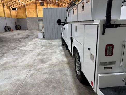 Used 2022 Ford F250 XL w/ Power Equipment Group image 9