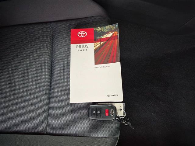 Certified 2025 Toyota Prius LE FWD image 25