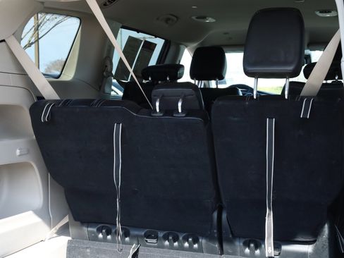 Used 2023 Chrysler Pacifica Touring-L image 13