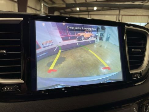 Used 2024 Chrysler Pacifica Touring-L FWD image 20