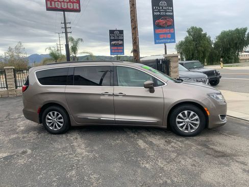 Used 2017 Chrysler Pacifica Touring-L image 37