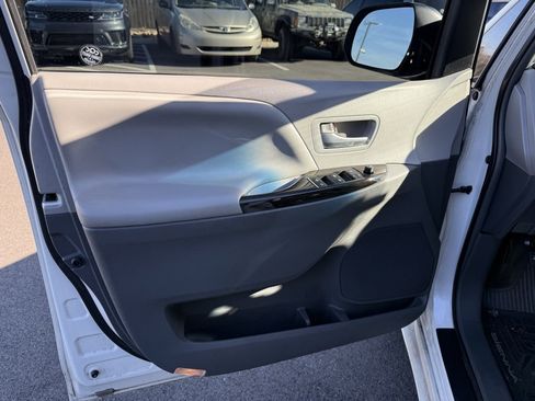 Used 2015 Toyota Sienna XLE image 18