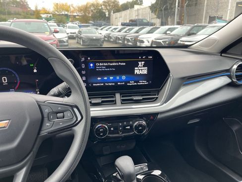 Used 2025 Chevrolet Trax LT image 18