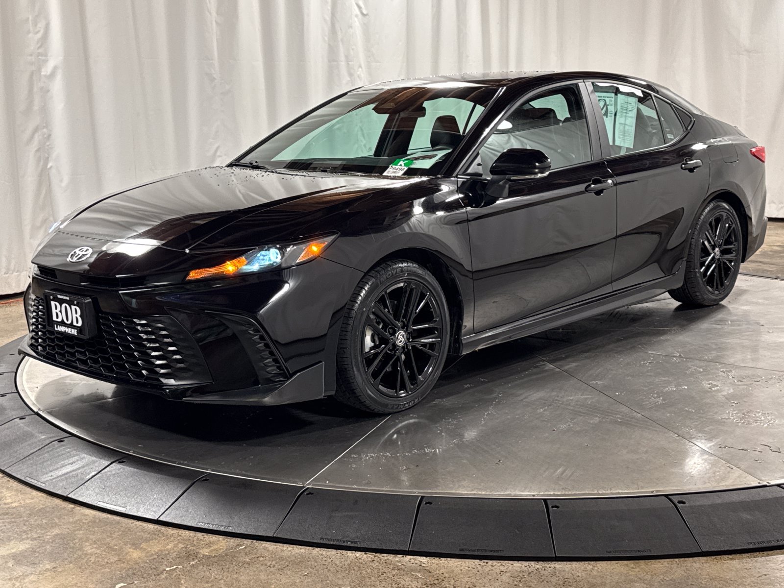 Used 2025 Toyota Camry SE FWD image 1