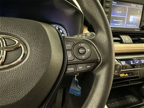 Used 2021 Toyota RAV4 LE image 9