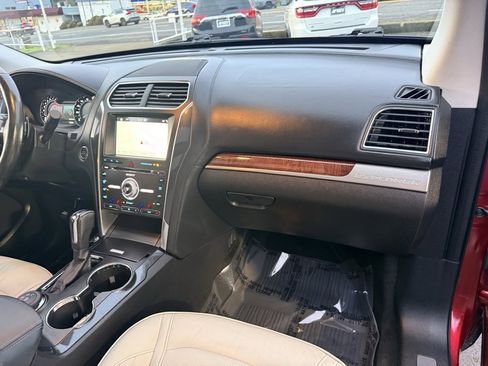 Used 2017 Ford Explorer Platinum image 30