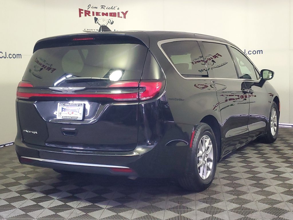 Used 2024 Chrysler Pacifica Touring-L FWD image 3