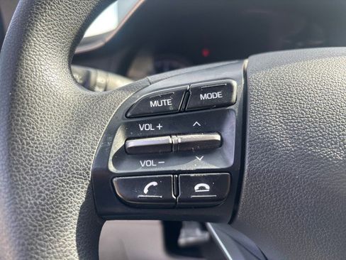 Used 2019 Hyundai Elantra SE image 16