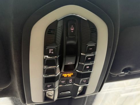 Used 2013 Porsche Cayenne Turbo image 31