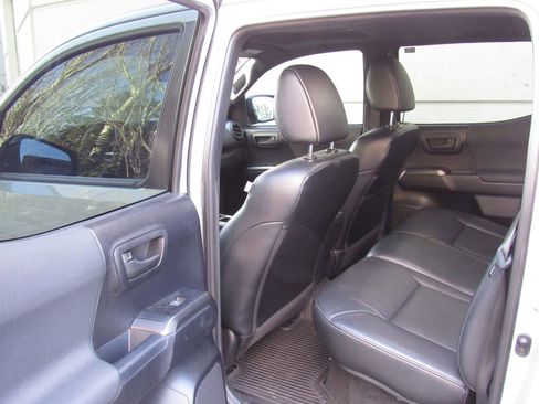 Used 2020 Toyota Tacoma TRD Off-Road w/ TRD Premium Off Road Package image 17