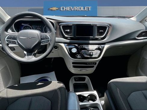 Used 2023 Chrysler Voyager LX FWD image 7