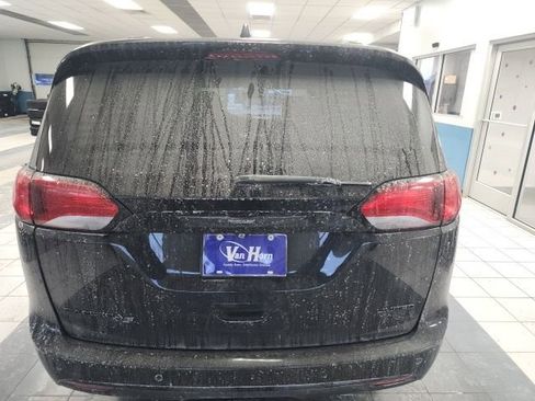 Used 2019 Chrysler Pacifica Limited image 4