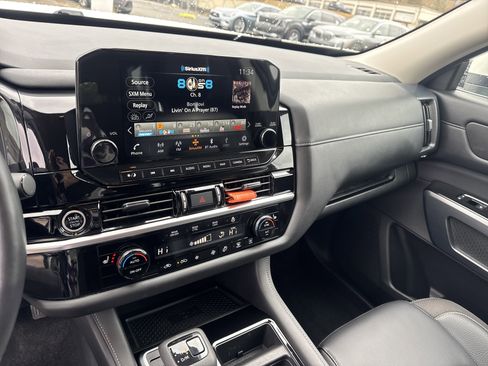 Used 2024 Nissan Pathfinder SL image 29