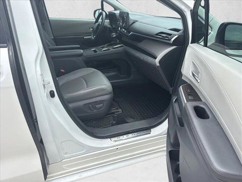 Used 2021 Toyota Sienna XLE FWD image 19
