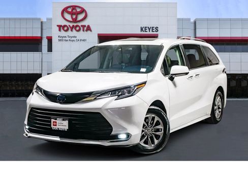 Certified 2022 Toyota Sienna XLE image 1