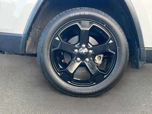 Used 2019 Jeep Grand Cherokee Laredo AWD/4WD image 29
