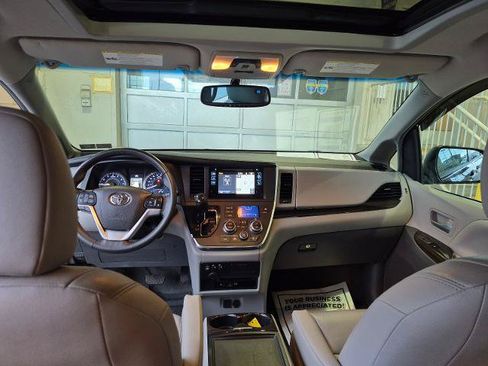 Used 2017 Toyota Sienna XLE Premium FWD image 16