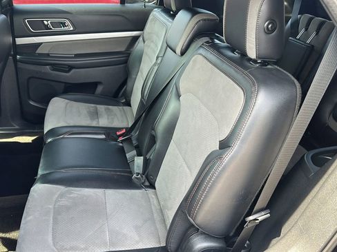 Used 2017 Ford Explorer XLT w/ Equipment Group 202A FWD image 18