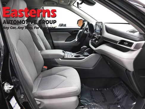 Used 2022 Toyota Highlander LE AWD/4WD image 25