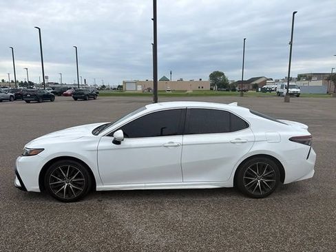 Used 2023 Toyota Camry SE FWD image 3