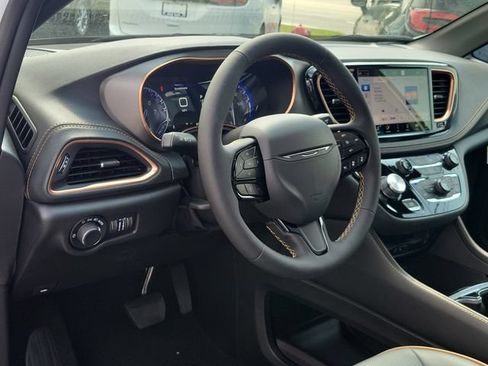 New 2027 Chrysler Pacifica Pinnacle w/ Theater Group AWD/4WD image 18