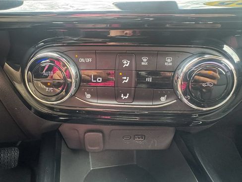Used 2025 Chevrolet Trax RS w/ Driver Confidence Package FWD image 19