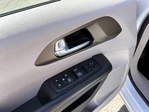 Used 2018 Chrysler Pacifica Touring-L FWD image 14