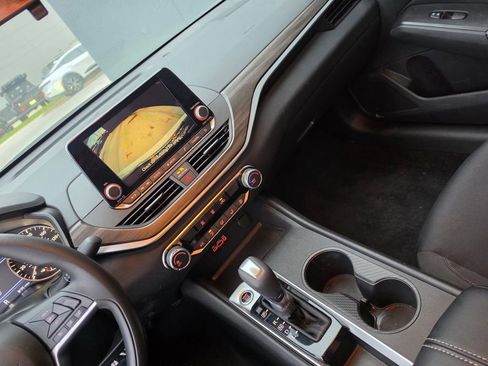Used 2025 Nissan Altima 2.5 SV FWD image 10