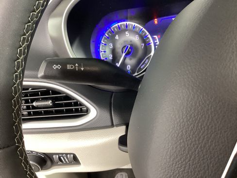 Used 2023 Chrysler Pacifica Touring-L FWD image 20