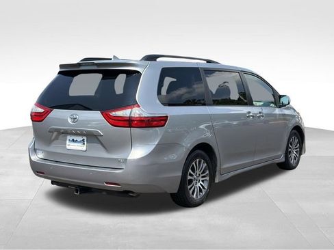 Used 2018 Toyota Sienna XLE w/ XLE Navigation Package FWD image 8