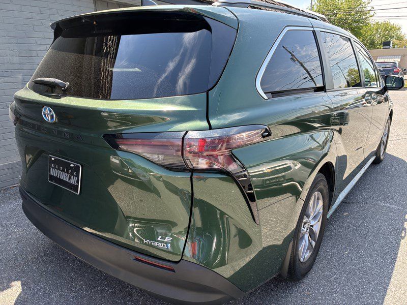 Used 2023 Toyota Sienna LE AWD/4WD image 4