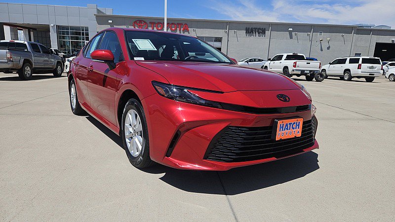 Used 2025 Toyota Camry LE AWD/4WD image 4