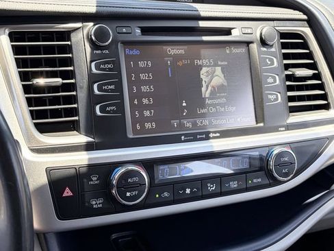 Used 2019 Toyota Highlander Plus FWD image 13