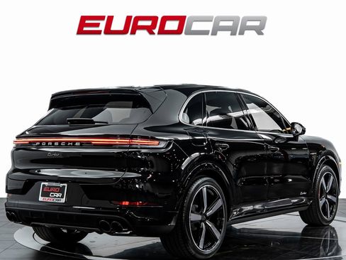 Used 2025 Porsche Cayenne Turbo image 5