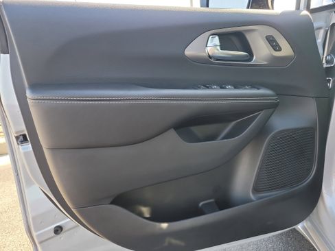 New 2026 Chrysler Pacifica Select image 14