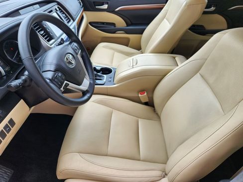 Used 2018 Toyota Highlander Limited FWD image 13