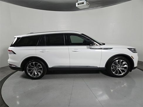 New 2026 Lincoln Aviator 2WD image 3