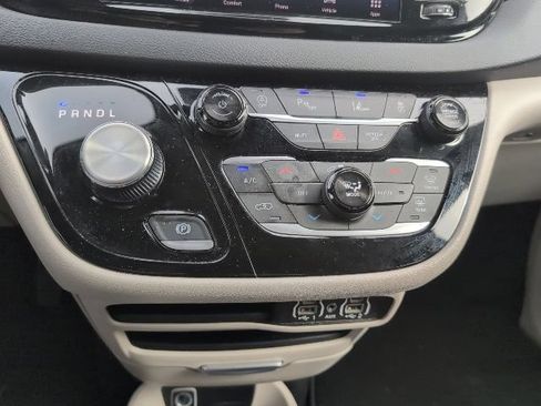 Used 2024 Chrysler Pacifica Touring-L FWD image 22