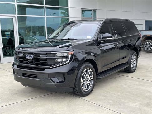 Used 2025 Ford Expedition Active image 2