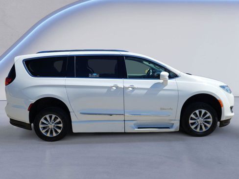 Used 2018 Chrysler Pacifica Touring-L Plus FWD image 2